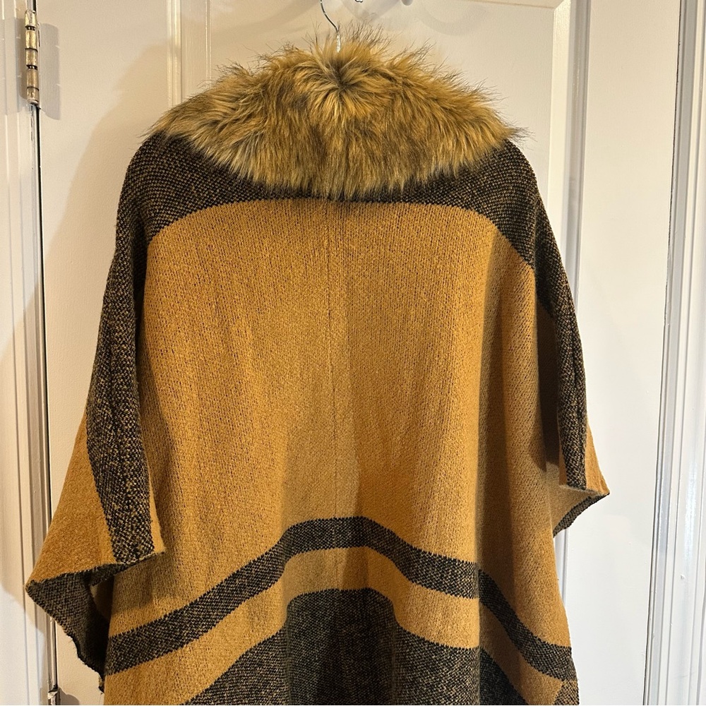 Forever 21 Plus Shawl Sweater with Detachable Faux Fur Collar in Camel Tan - Picture 6 of 9